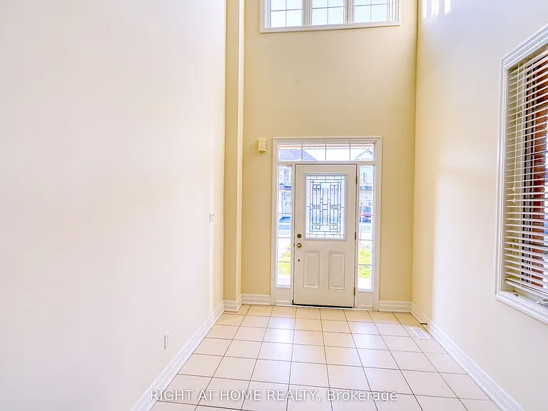 17 Mercury Ave — Photo 2
