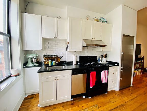 1st image of 161 Grand St Floor 3