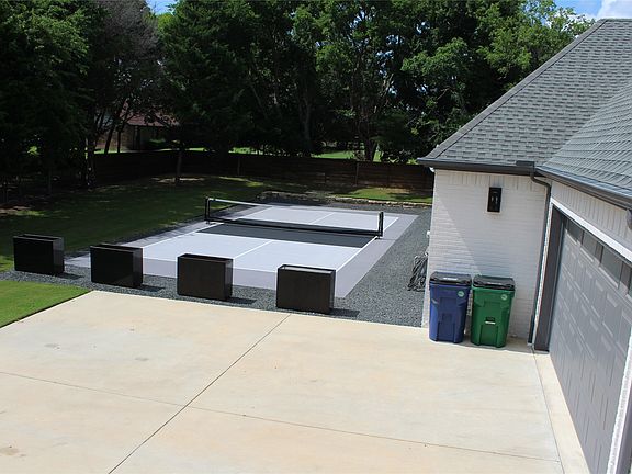 4th image of 333 Renaissance Ln