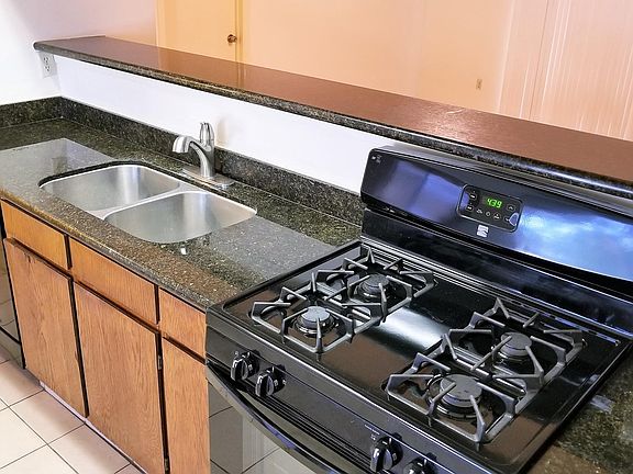 5th image of 1034 Oxford Dr