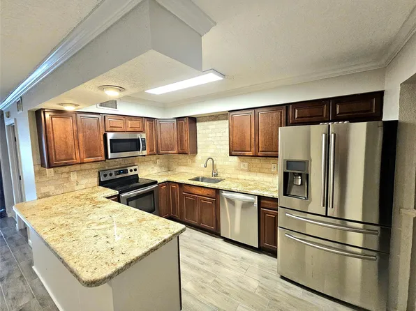 62 Chervil Cmn, Lake Jackson, TX 77566