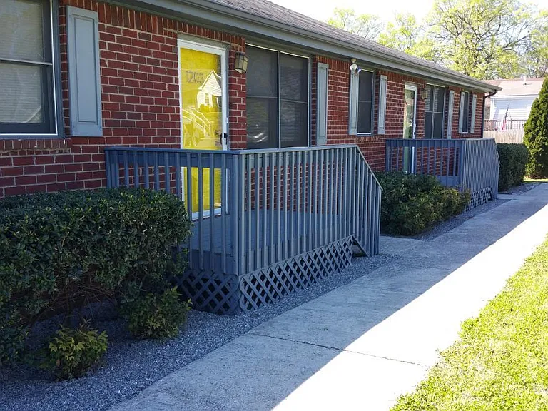 1205 Ireland St — Photo 1