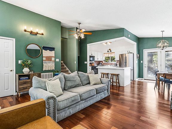 3rd image of 901 E Overcrest St