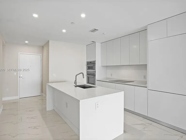 700 NE 24th St #602 — Photo 7