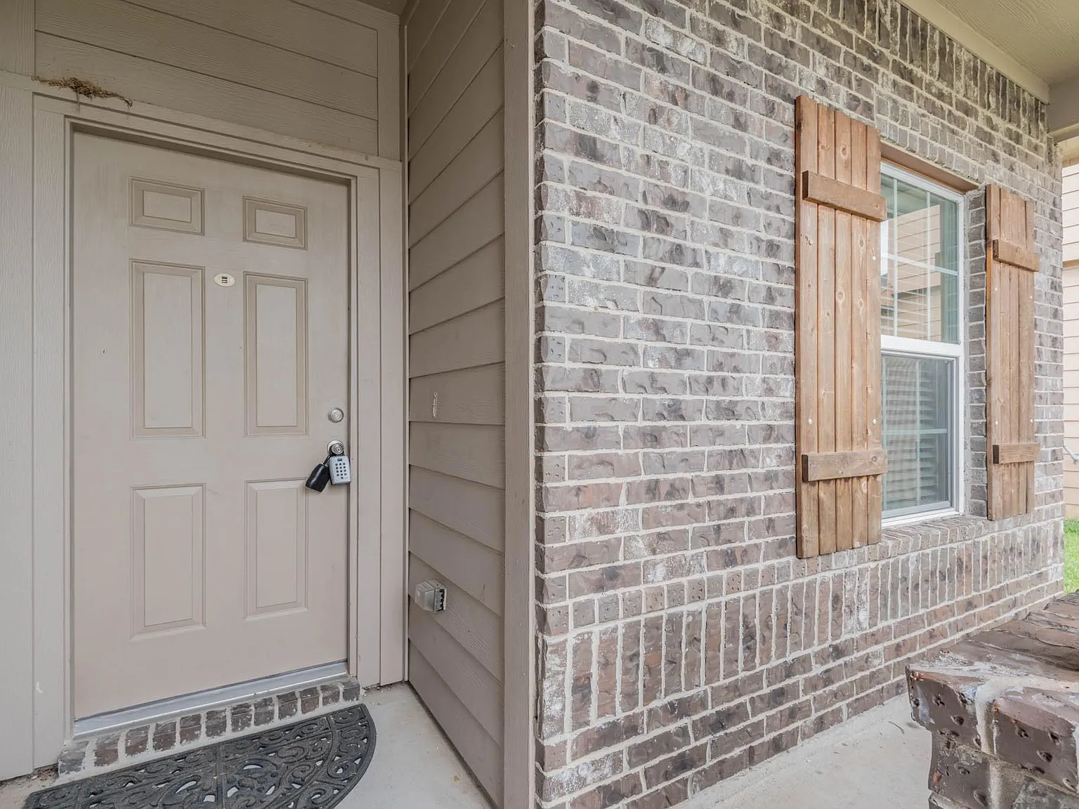 3 bed, 2.0 bath, 1639 sqft, $1,835 — Photo 2