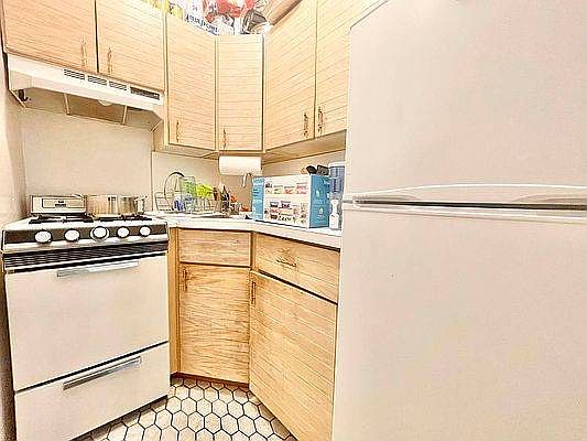2nd image of 112 W 72nd St #1