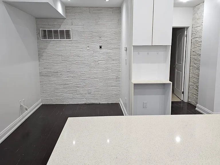 924 Danforth Ave #2 — Photo 8