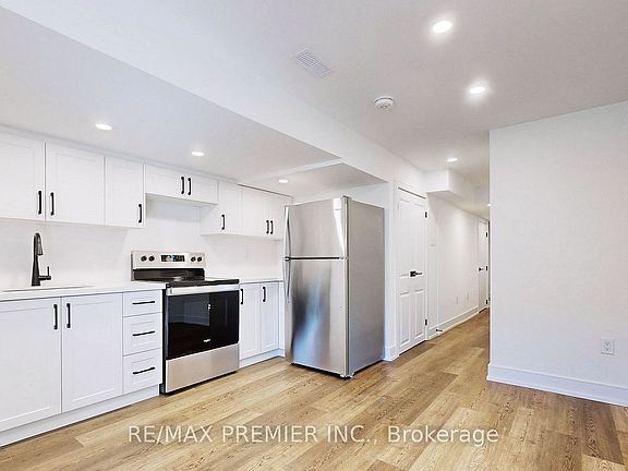 5th image of 208 McRoberts Ave W