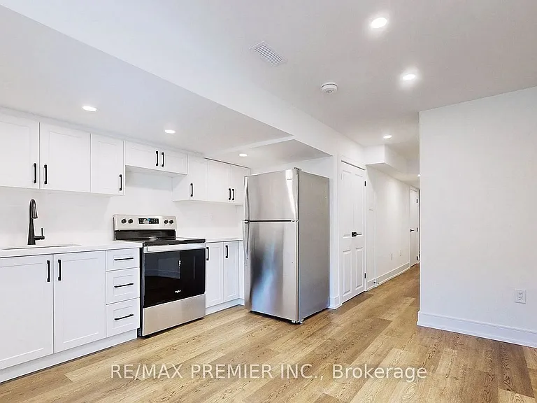 208 McRoberts Ave W #LOWER — Photo 5