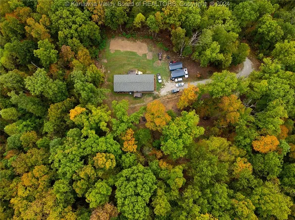 10 Beechie Frk, Alum Creek, WV 25003