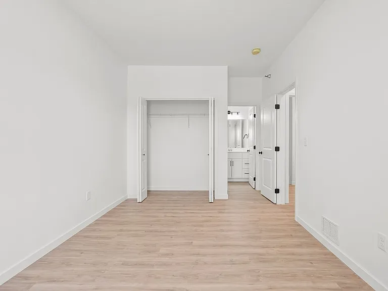 895 W 8th St — Photo 10