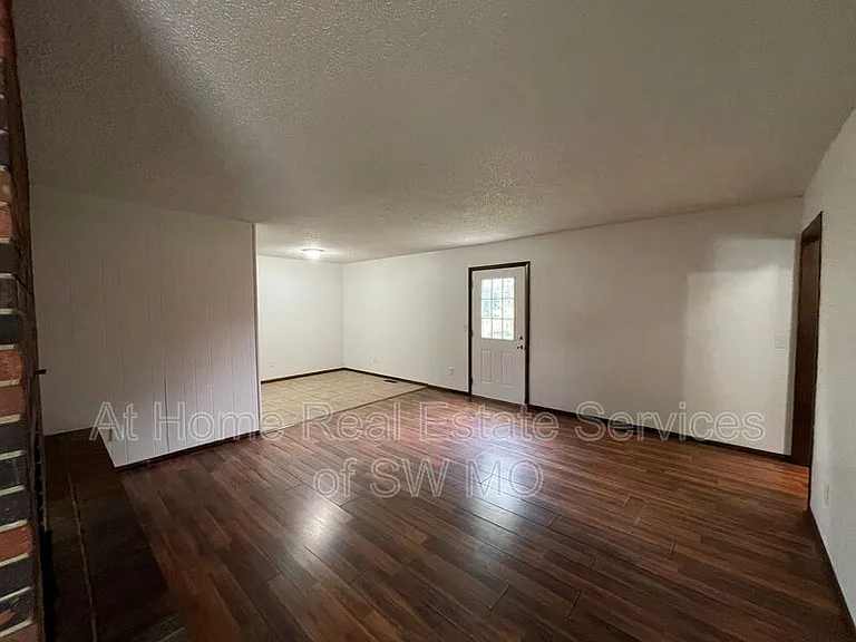 3356 E Whiteside St — Photo 2
