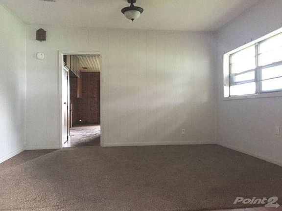 Dining area or extra living space. Newer carpet