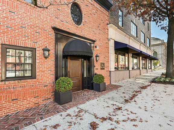 East Elm Street entrance! Step right outside your doorstep and enjoy the best of Greenwich; from the top rated dining spots, to the cafes, boutiques and shops (+ so much more)!