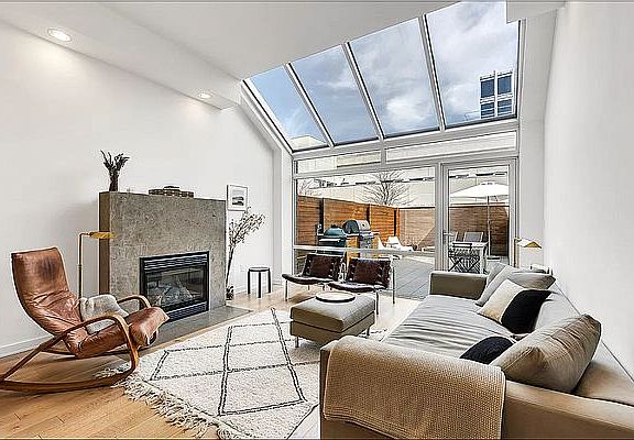 3rd image of 201 Berry St #1