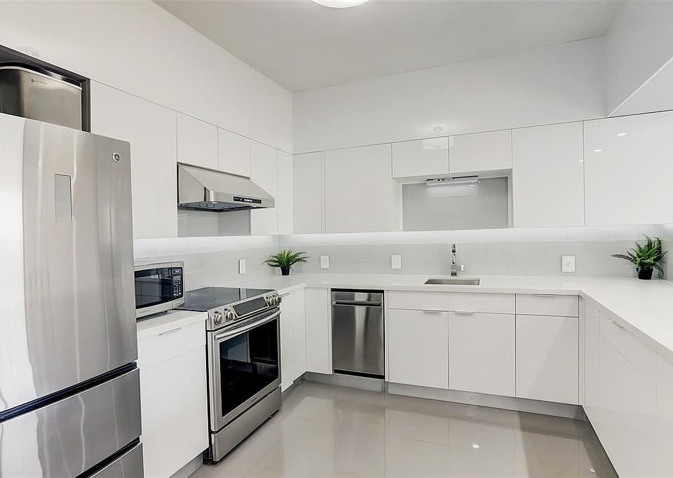 1st image of 14 Greenway Plz Unit 13M