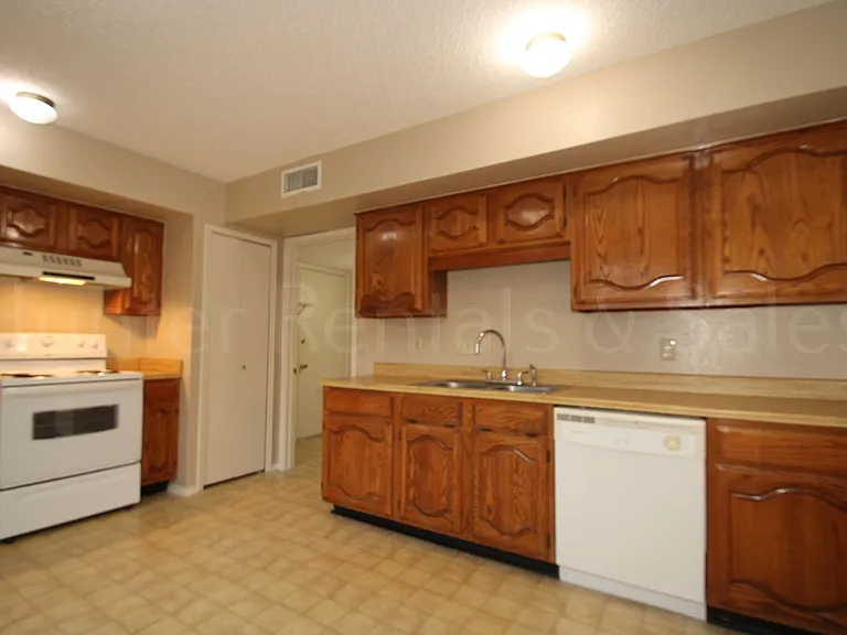 1905 Meadowbrook Dr — Photo 8