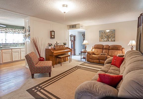 4th image of 2501 Custer Ave