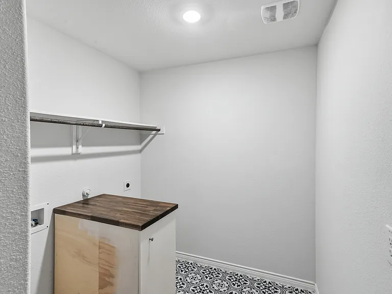 415 Boston Rd — Photo 18