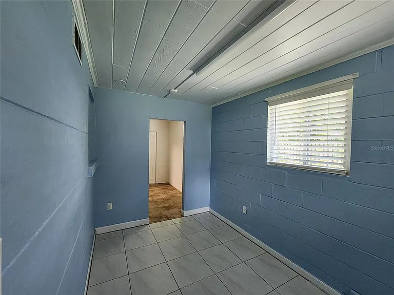 1014 NE 10th Pl — Photo 37