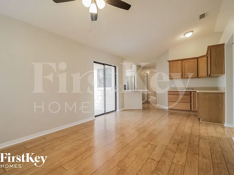 3260 Saint James Ave — Photo 5