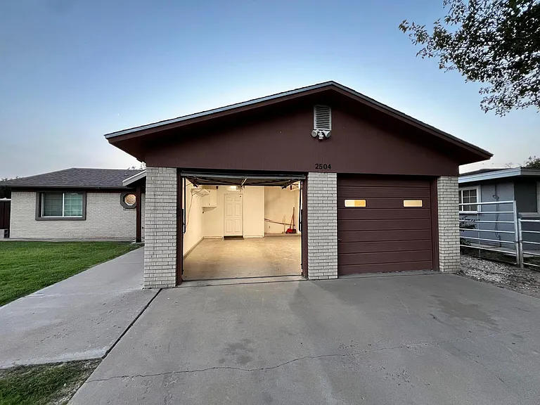 Garage.