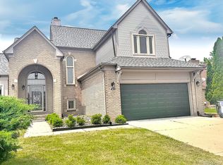 450 Clairpointe Woods Dr, Detroit, MI 48215
