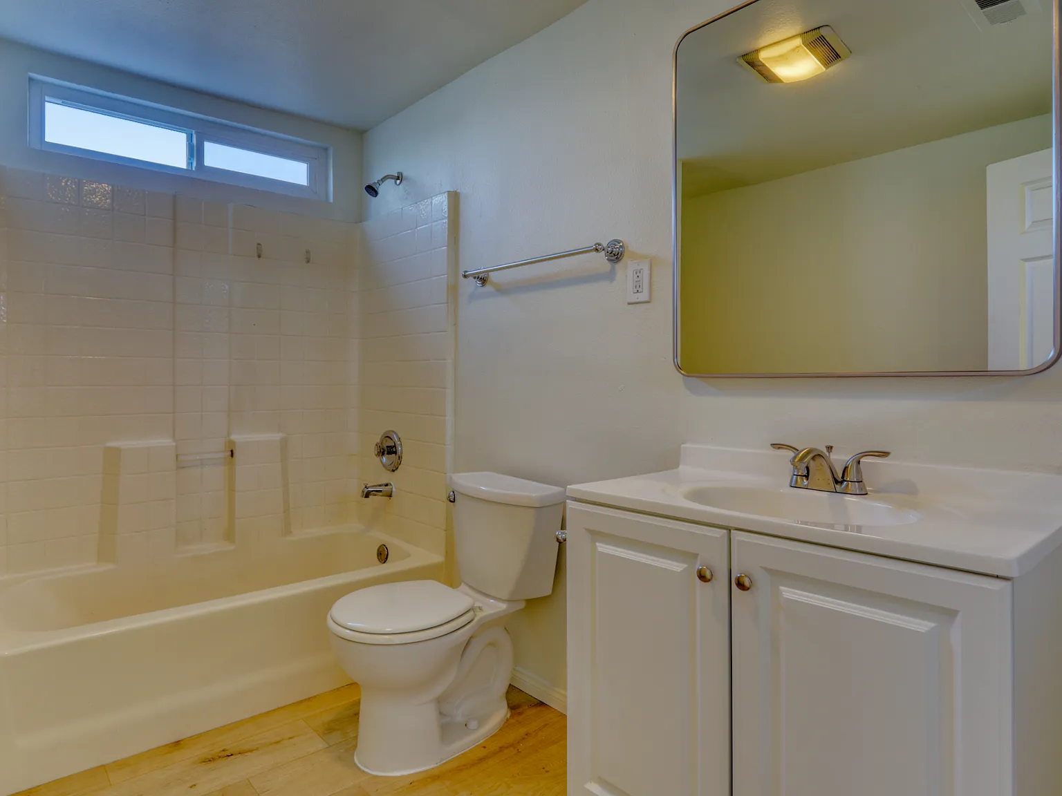 3 bed, 950 sqft, $2,650 — Photo 3