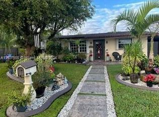 16700 NW 72nd Ct, Hialeah, FL 33015