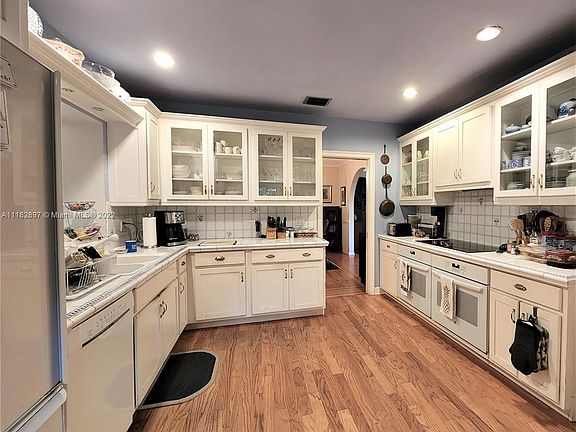5th image of 829 Catalonia Ave