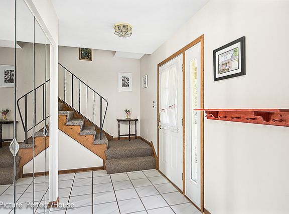 2nd image of 8217 Meadowwood Ave