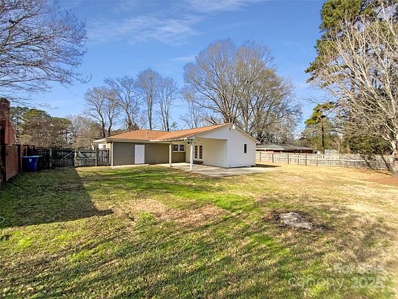 5th image of 932 Sunset Dr