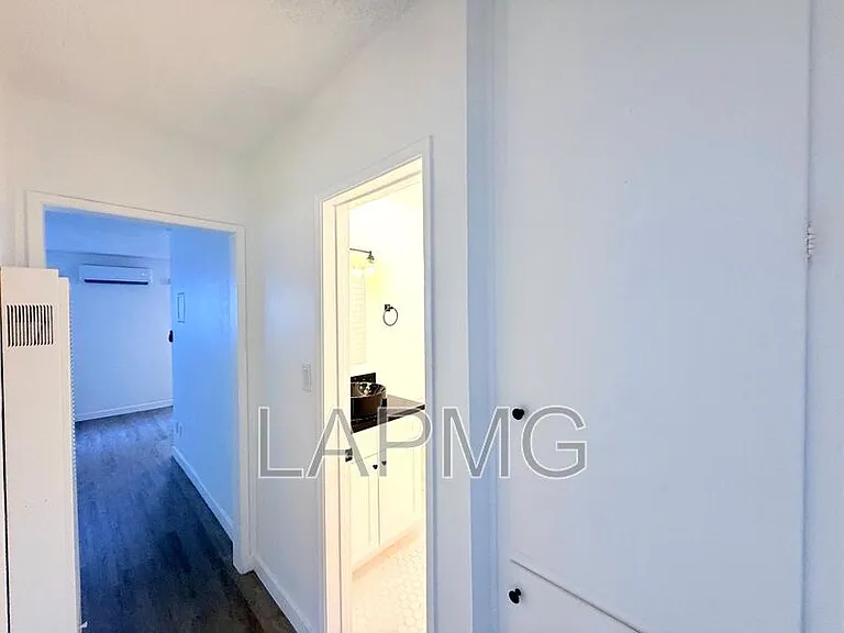 1426 S Point View St #5 — Photo 15