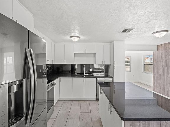 3rd image of 1414 Russel Ln