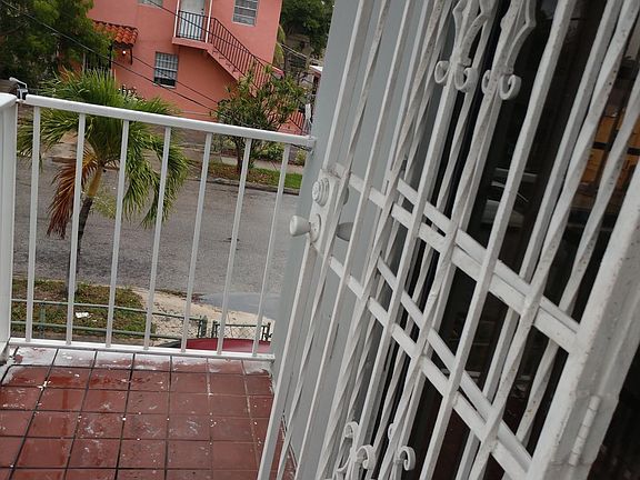 Vista del balcon con security bar (rejas).