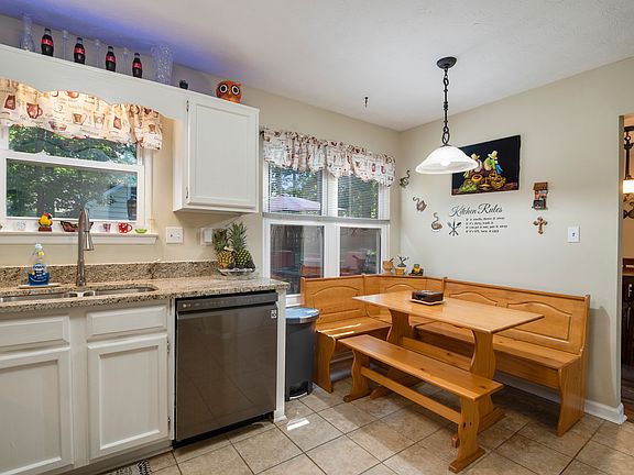 5th image of 385 Barrington Dr E
