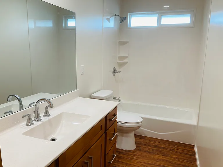 1434 Meyers St — Photo 2