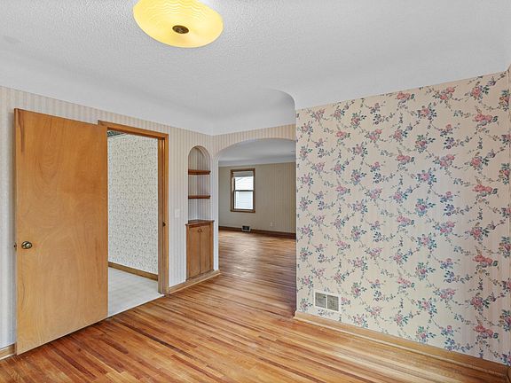 5th image of 3273 Drew Ave N