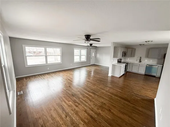 1116 N Swope Dr, Independence, MO 64056