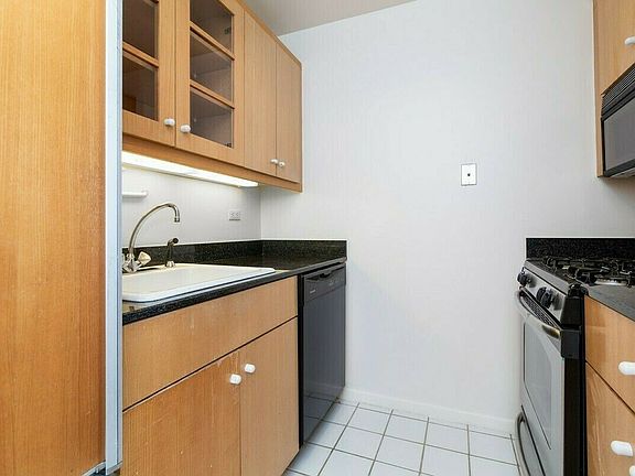 4th image of 160 W 66th St APT 37J