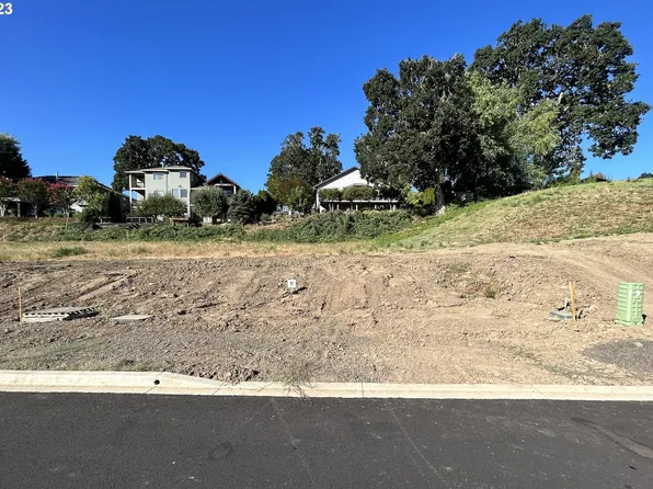 2799 NW Pinehurst Dr #11, McMinnville, OR 97128