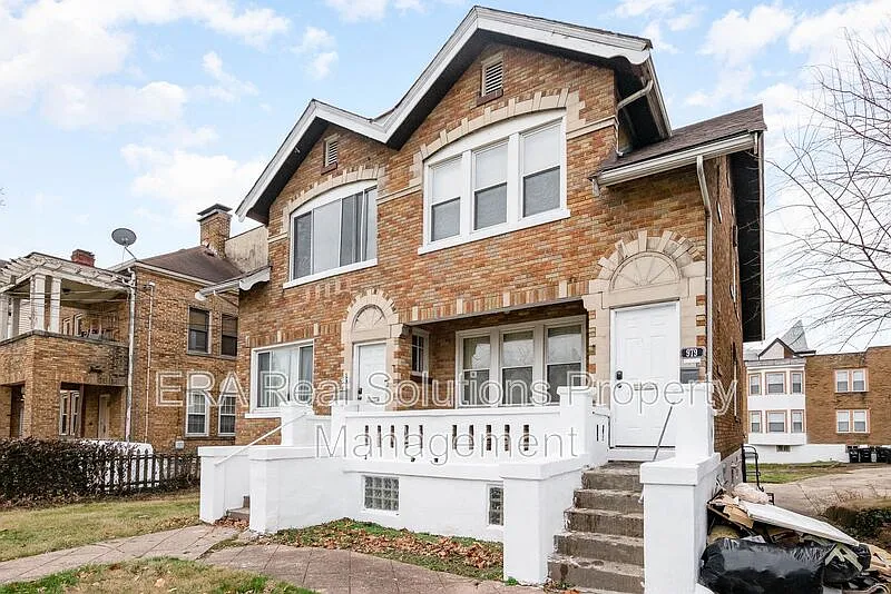 979 Burton Ave