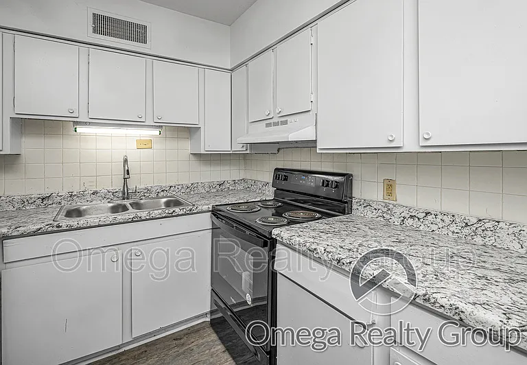 South Court Apartments — Photo 17