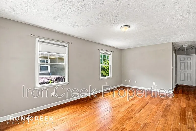 3 bed, 2.0 bath, 1144 sqft, $1,995 — Photo 3