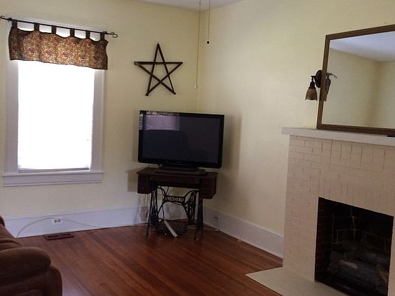 Living room
gaslog fireplace