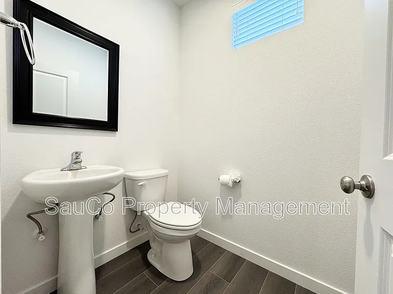 1248 S 28th Ter — Photo 10