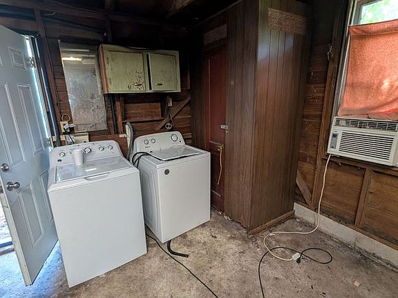 3rd image of 849 Superior St