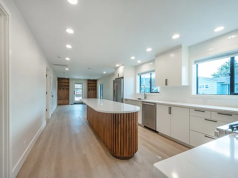 795 E 29th Ave — Photo 32