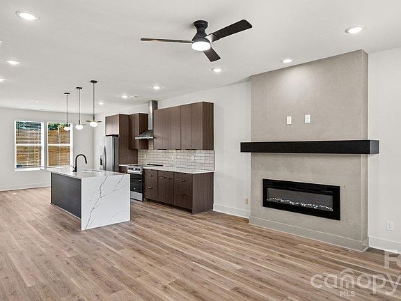 3rd image of 2093 Custer St