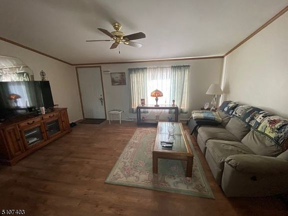 5th image of 16 Woodbine Dr